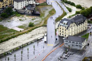 Le Rhône, à droite, et la Navizence photographiées en crue ce vendredi 21 juin 2024 à Chippis.